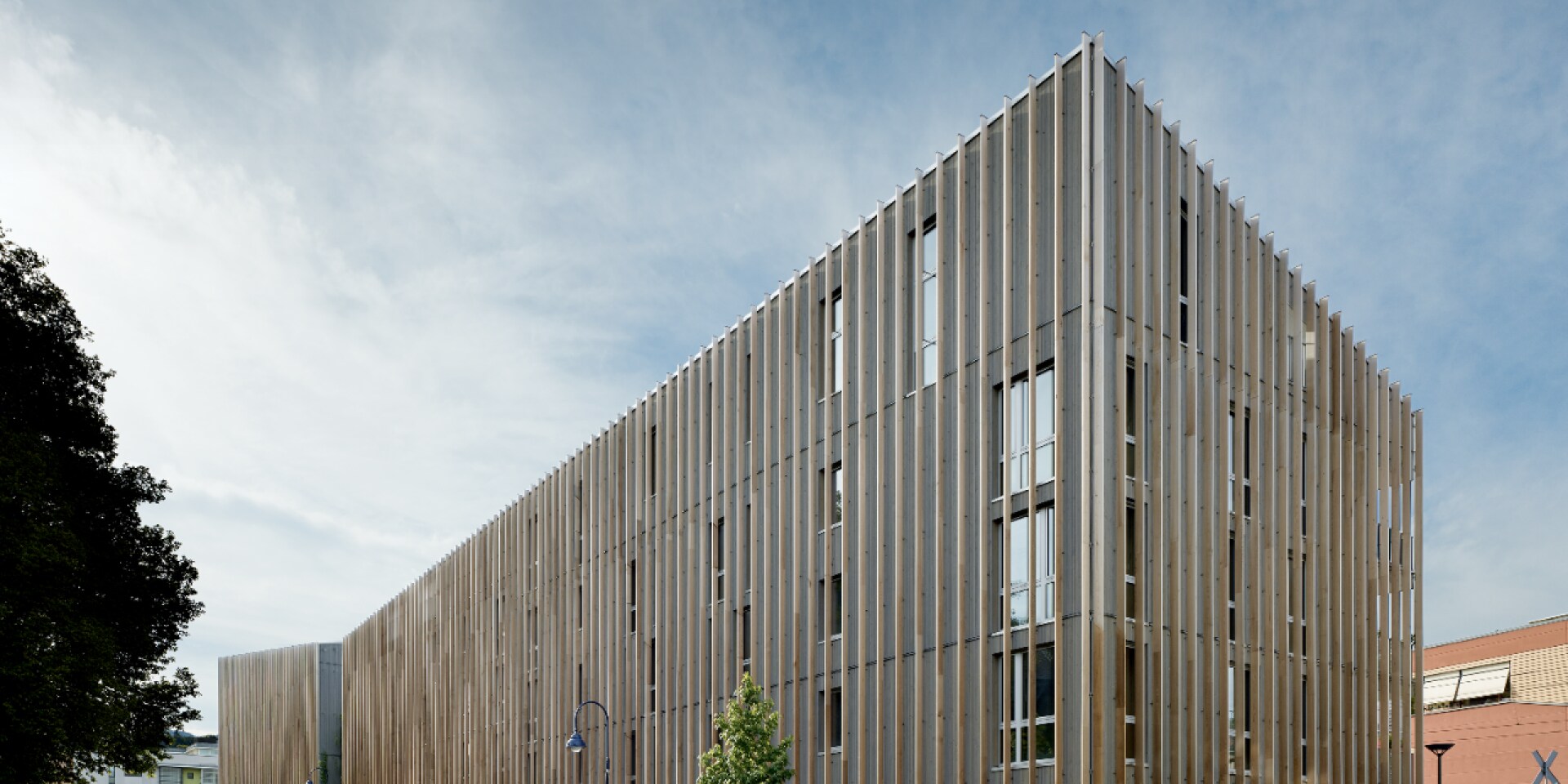 Edificio ecológico con revestimiento de madera 